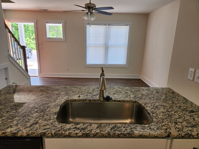 Foto del edificio - 2 Bed Modern Townhouse-Blackstone Convenient to Pickett