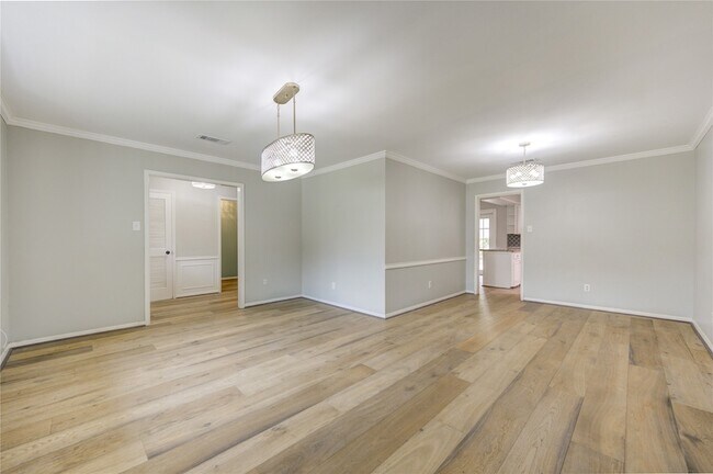 Foto del edificio - 5019 Oak Forest Dr