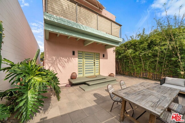 Foto del edificio - 621 Rose Ave