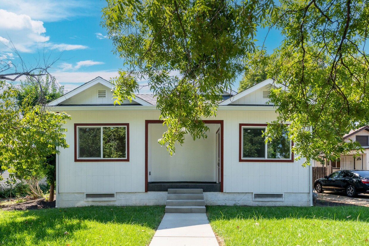 Primary Photo - Adorable 3 Bedroom 2 Bathroom!