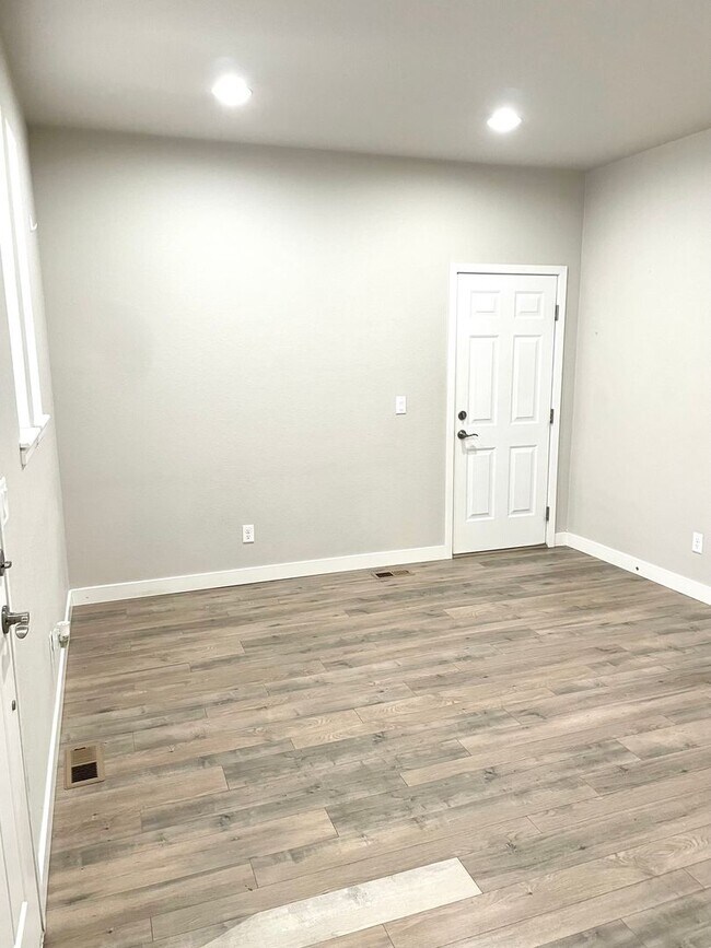 Building Photo - Newer Tri Level Home for Rent-Aurora-80014