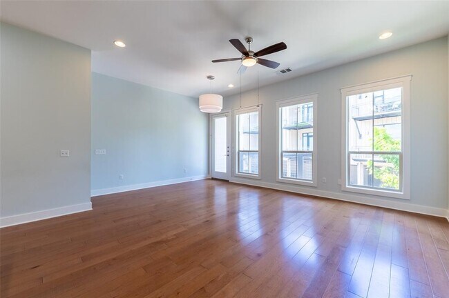 Building Photo - 2520 Bluebonnet Ln