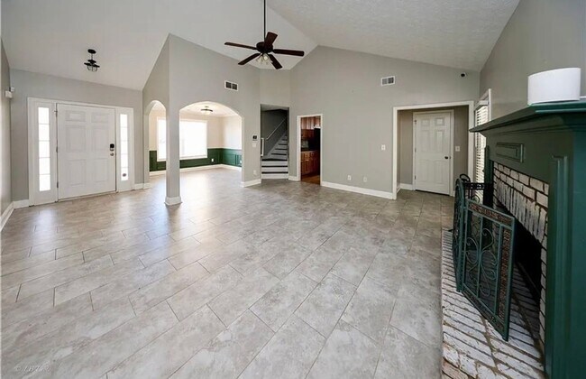 Foto del edificio - 918 Golden Meadows Ln