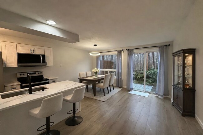 Foto del edificio - Beautifully Renovated 2 Bed/1.5 bath Condo Edmonds, WA. $2495/mo.