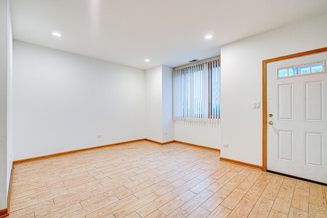 Living Room - 830 S Claremont Ave
