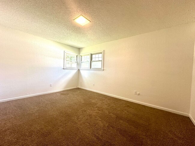 Building Photo - 3Bed/2Bath Available now!