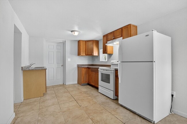 Building Photo - 1410 S 24th Ave