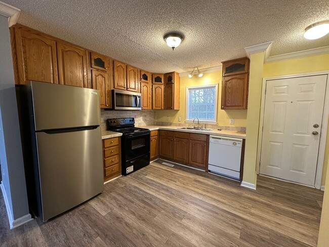 Building Photo - Three bed, two full bath! Single level in ...