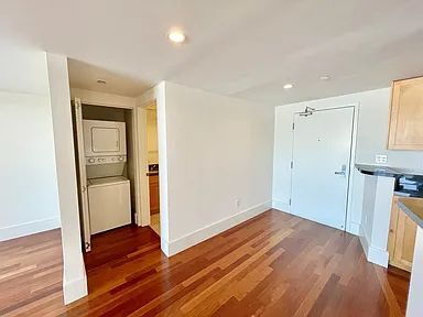 Foto del edificio - "Chic Urban Oasis: Spacious 1-Bed, 2-Bath Gem in Vibrant San Francisco Locale!"