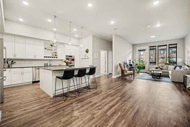 Foto del edificio - April 2026 - 2 bed 2 bath beautiful condo!