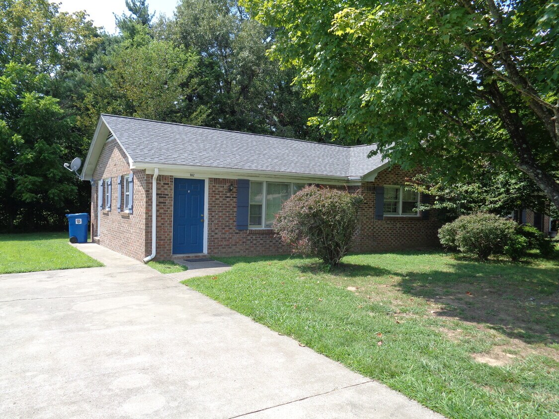 Primary Photo - 902 Bagwell Dr
