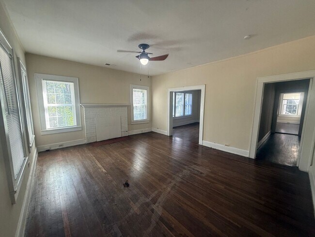 Foto del edificio - 911 Shady Oak Ln