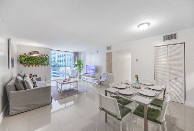 Building Photo - 1200 Brickell Bay Dr