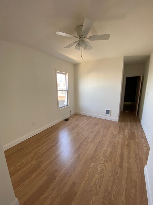 Dormitorio trasero del segundo piso - 1346 N 11th St