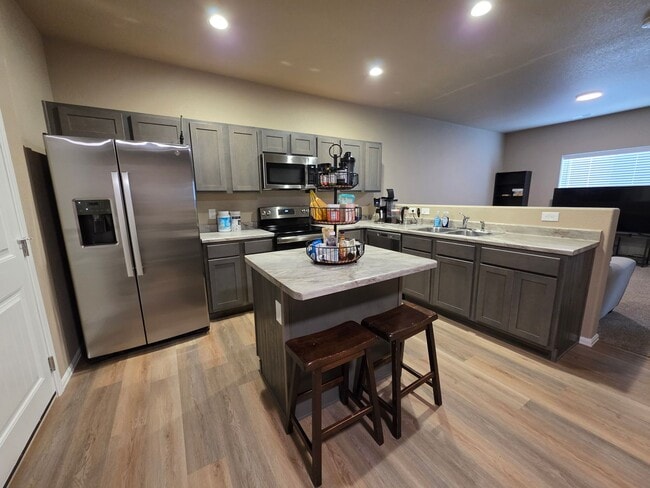 Building Photo - Beautiful 3 Bed 3 Bath Townhome!!