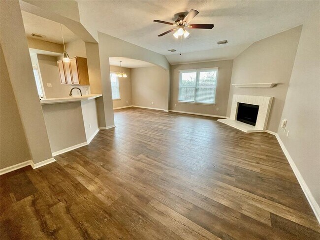 Foto del edificio - 1835 Oak Ridge Dr