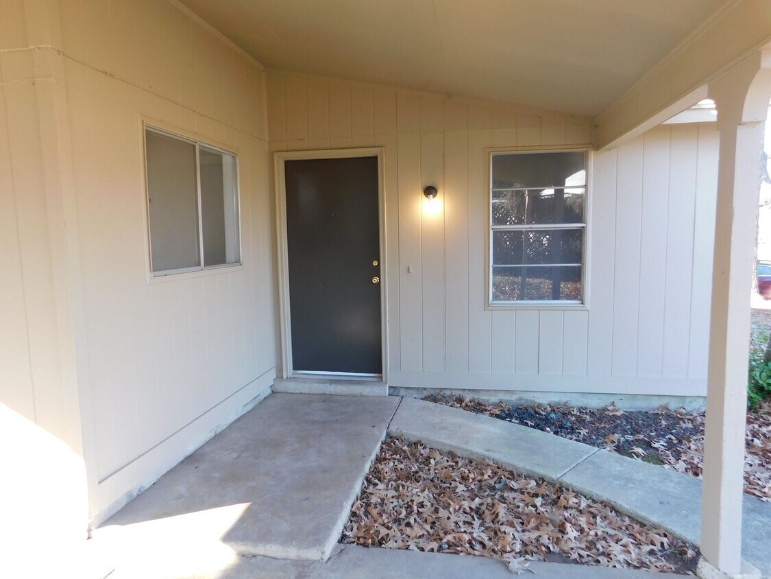 Primary Photo - 6600 Embassy Cir