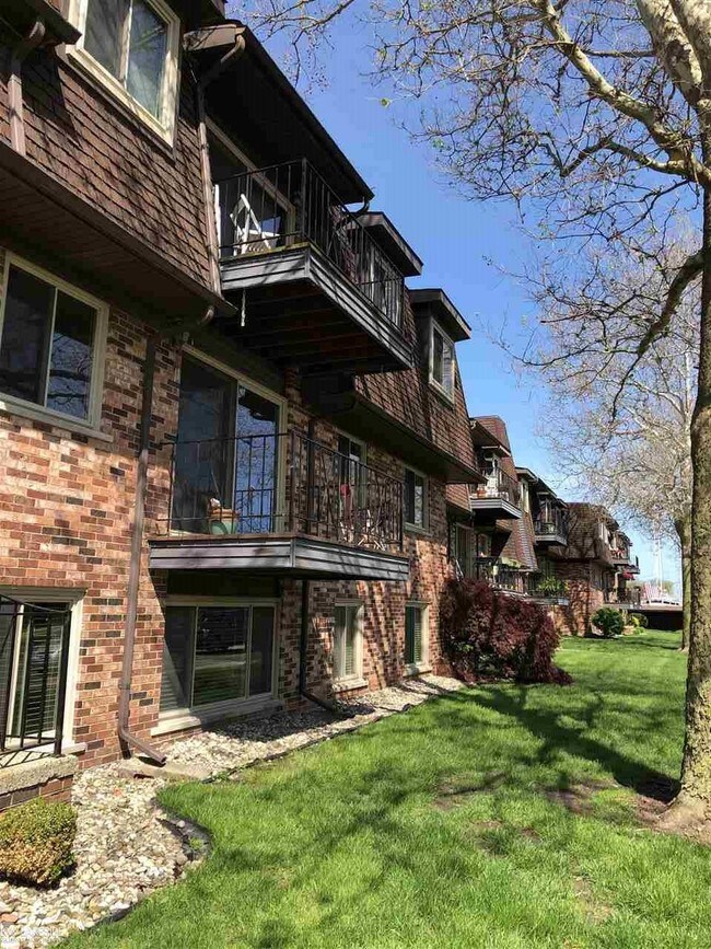 Building Photo - 318 Riviera Dr