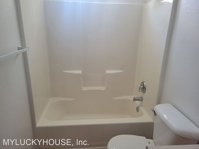 Building Photo - 3 br, 2 bath House - 2532 NE Moonlight Drive