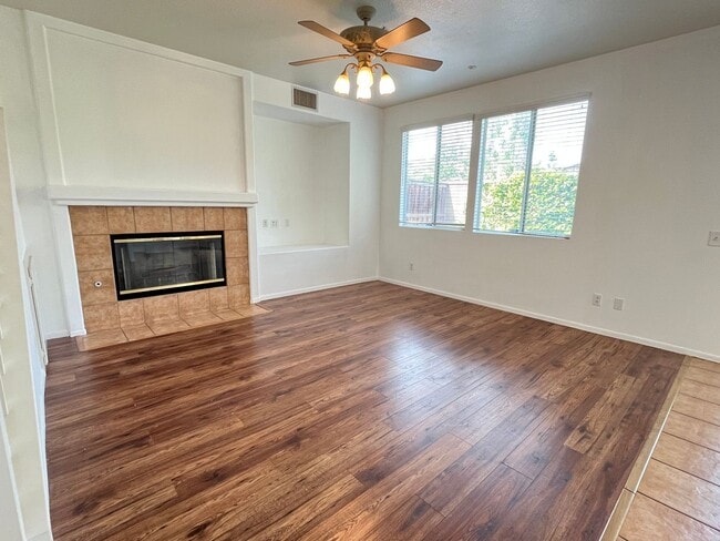 Building Photo - 3 bedroom, 2.5 bath Home for Rent in the Riverwalk