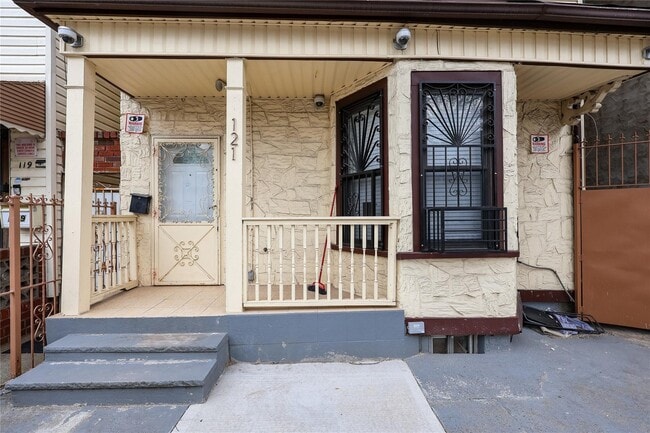 Building Photo - 121 Hale Ave
