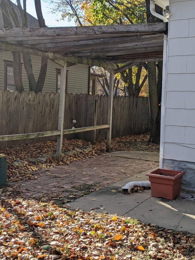 Pérgola - Trasera - 504 N High St