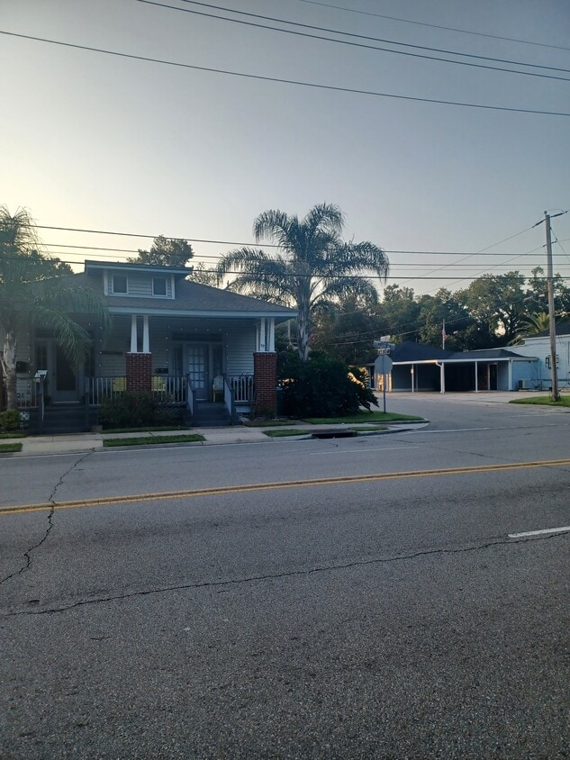 Spacious 2 bedroom, 10 ft ceilings,hardwood floors, stone walk in shower, stainless appliances, - 702 Williams Blvd