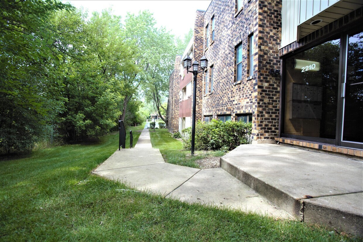 Primary Photo - 2210 Country Club Dr