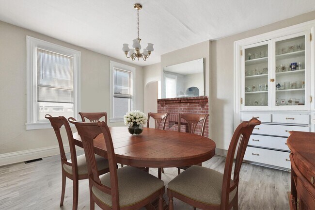 Foto del edificio - Bloomfield SFH 3 bedroom 1 BR With Off Str...