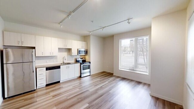 Foto del edificio - First Floor Front Facing Vibrant Stylish O...