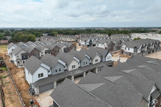 Building Photo - Parkwood Oaks