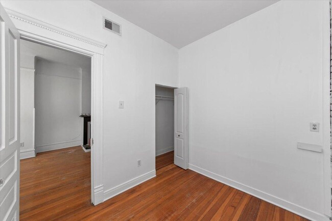 Building Photo - 3 bedroom in Chicago IL 60610