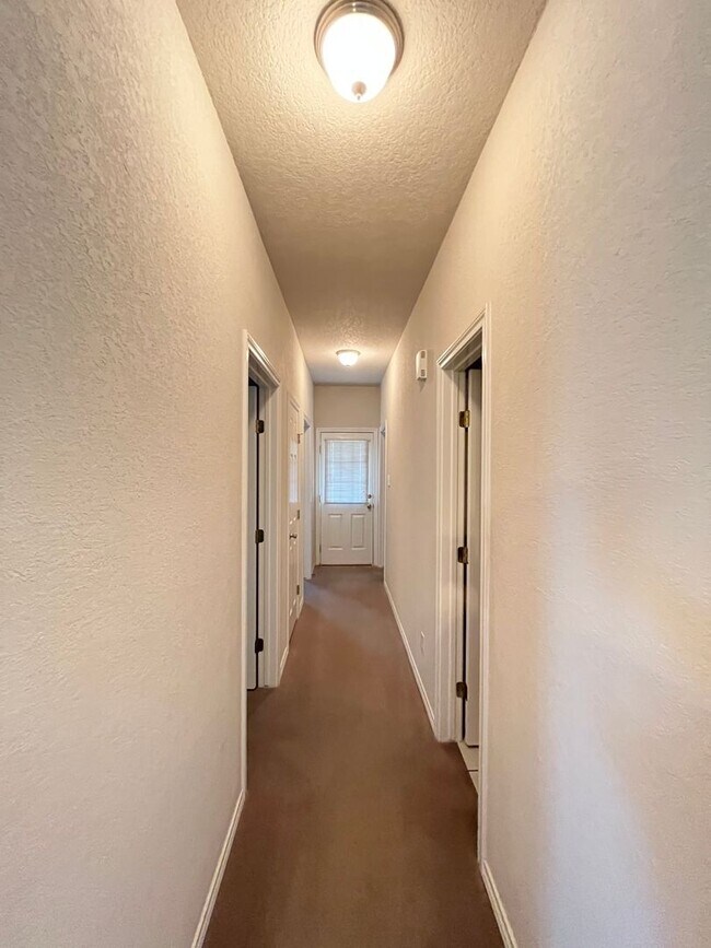 Building Photo - 1503 Glenhaven Dr