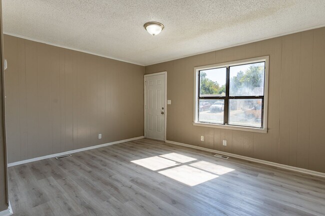 Foto del edificio - Charming 3-Bedroom Home with Spacious Room...