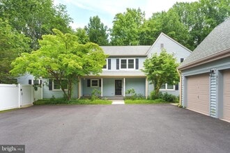 Building Photo - 211 Ross Stevenson Cir
