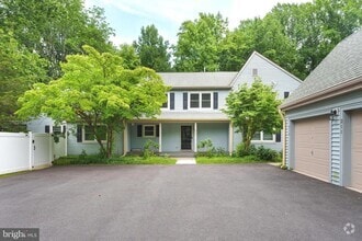 Building Photo - 211 Ross Stevenson Cir