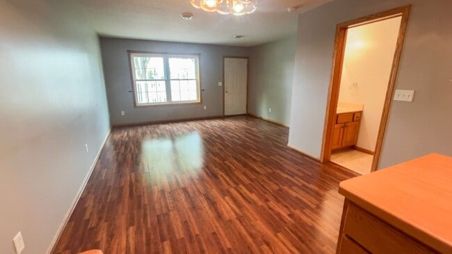 Building Photo - Spacious 2-story townhouse with extra gara...