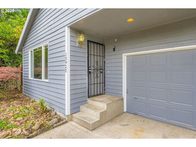 Building Photo - Charming One - Level