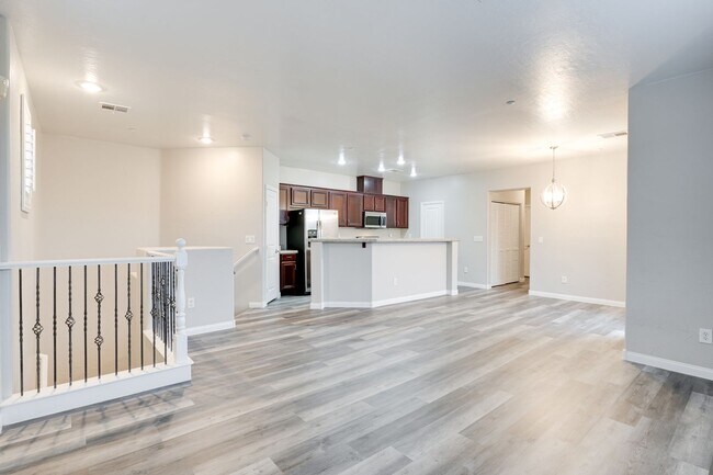 Foto del edificio - GATED COMMUNITY 2 BEDROOM TOWNHOUSE!