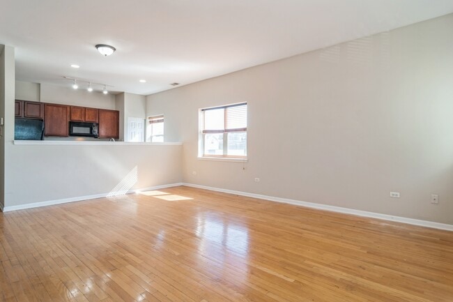 Building Photo - 2030 W Warren Blvd