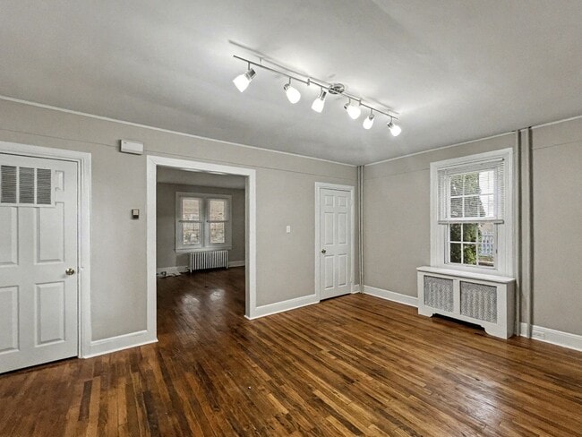 Foto del edificio - 4 Bedroom and 2 Bath House with In-Unit La...