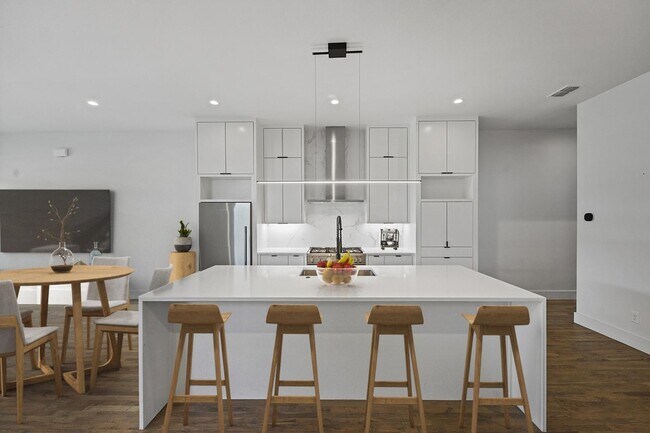 Foto del edificio - Modern design Oak Lawn townhouse by Inwood...