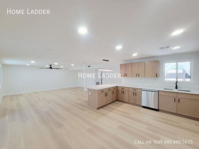 Building Photo - 1618 W Lamar Rd