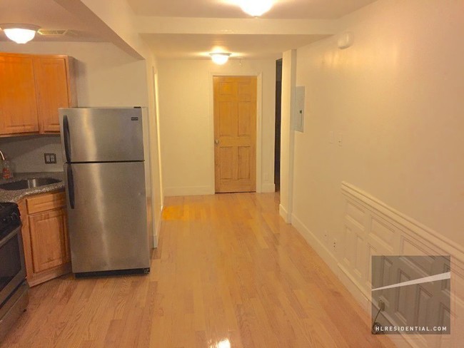 Building Photo - Garden level 2BR with shared yard and W/D