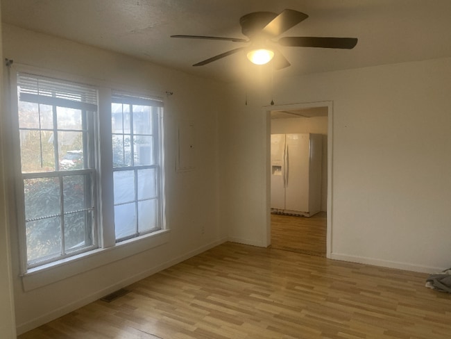 Building Photo - 422 Circle Dr