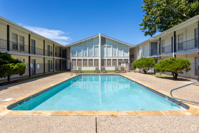 Piscina - Whispering Oaks Apartments