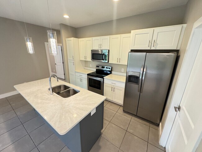 Building Photo - AWESOME 4BD/2BA in Beautiful POINCIANA!!!