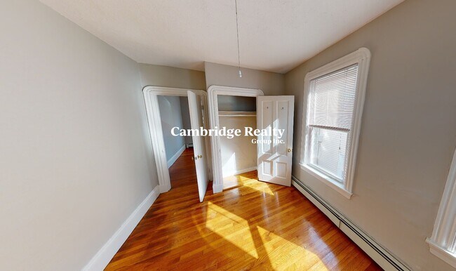 Building Photo - 562 Green St
