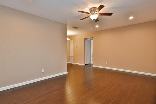 Building Photo - 107 E Willowick Ave