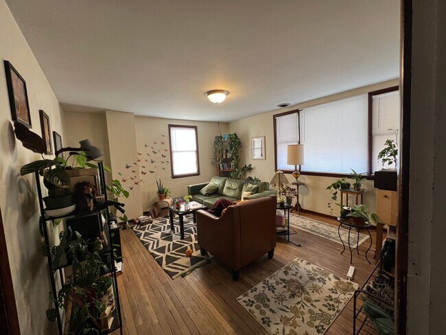Building Photo - Unique and Spacious Property Centrally Loc...